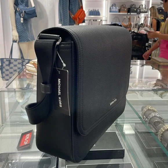 MICHAEL KORS
Cooper Messenger Laptop Bag
Black
 NWT - Picture 15 of 16